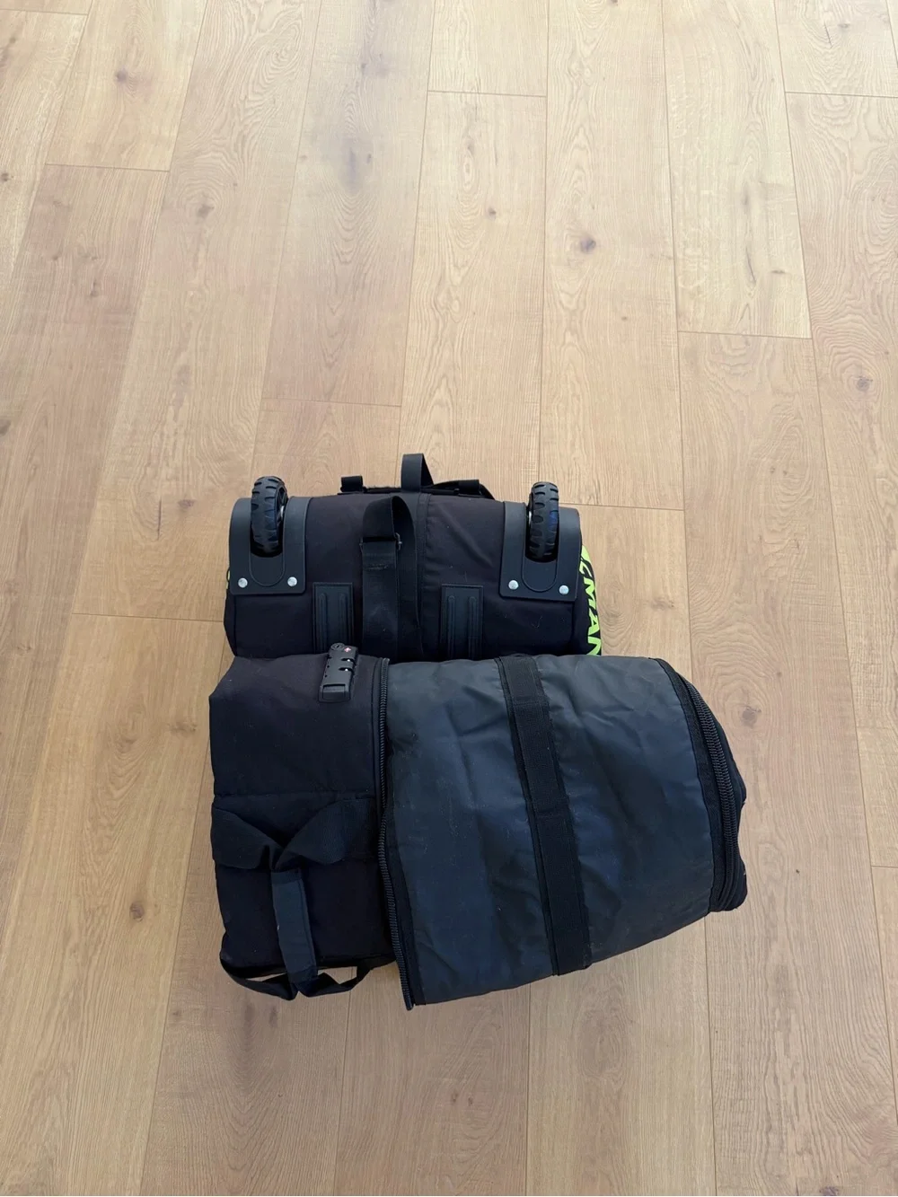 Black Padded Ski and snowboard Travel Bag with Reflective Lining